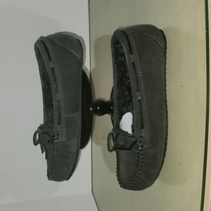 Minnetonka slippers size 8 women  Charcoal color